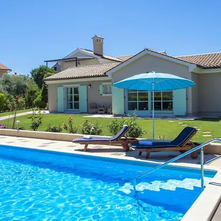 Beautiful Judita With Pool In Tar