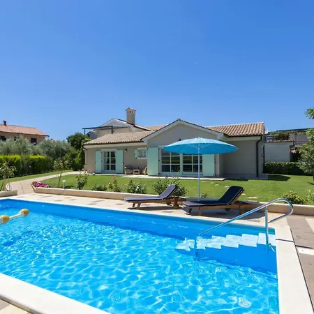 Beautiful Judita With Pool In Tar