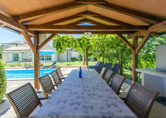 Villa Beautiful Judita With Pool In Tar