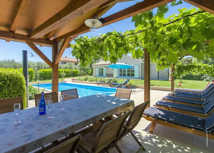 Villa Beautiful Judita With Pool In Tar *