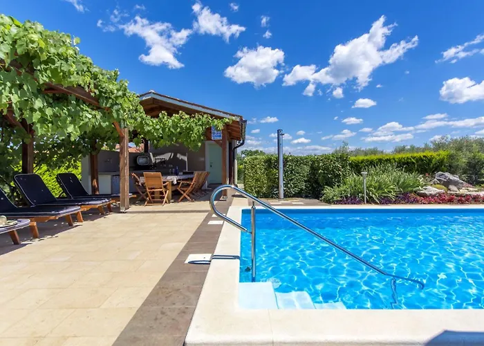 Villa Beautiful Judita With Pool In Tar