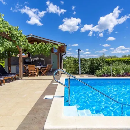 Vila Beautiful Judita With Pool In Tar