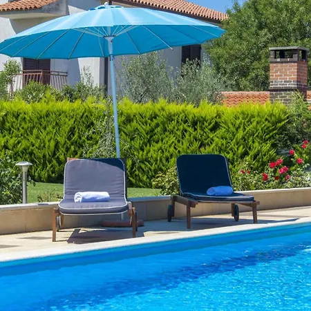 Beautiful Judita With Pool In Tar