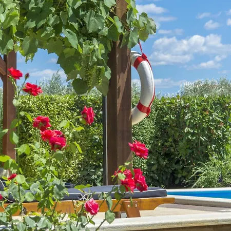 Villa Beautiful Judita With Pool In Tar Tar-Vabriga