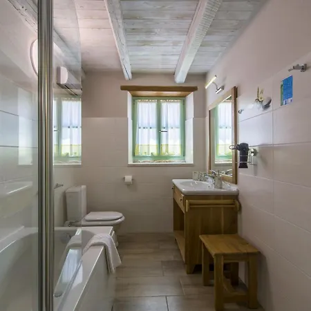 Villa Beautiful Judita With Pool In Tar