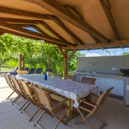 Villa Beautiful Judita With Pool In Tar