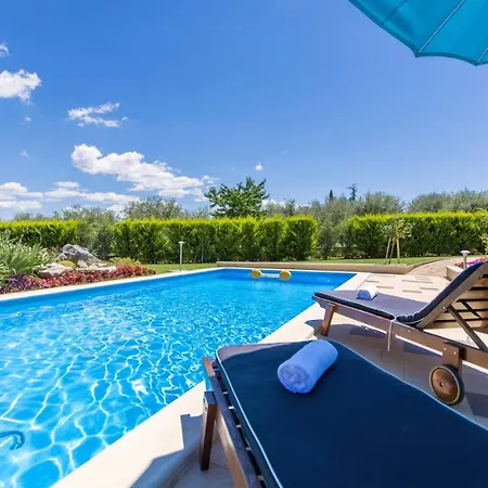 Beautiful Judita With Pool In Tar